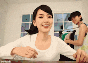 搞笑gif: 妹子起身离去, 白色的东西弄了我一袖子, 无