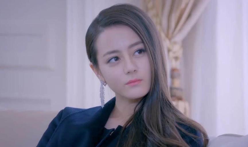 迪丽热巴在“裤门事件”后, 又穿黑丝网上街, 网友: 目测底下没穿