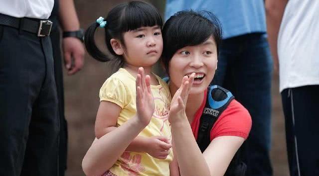 姚明妻子近照曝光, 37岁依旧貌美如花身材火爆, 八岁女儿1米6