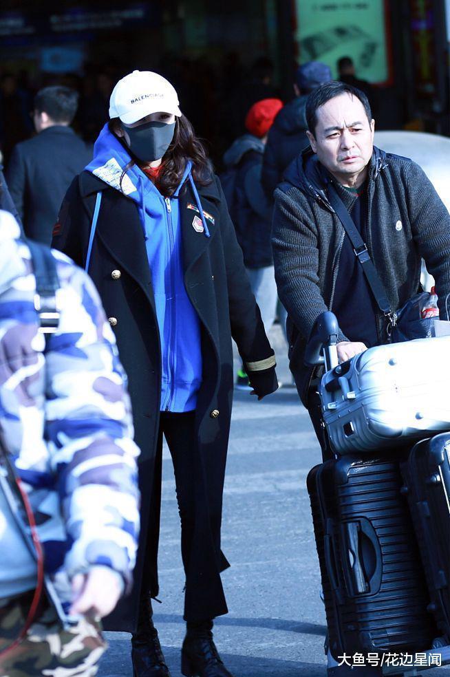 同样和残疾人合影 一个站姿就知道杨幂和baby谁是摆拍谁是做公益