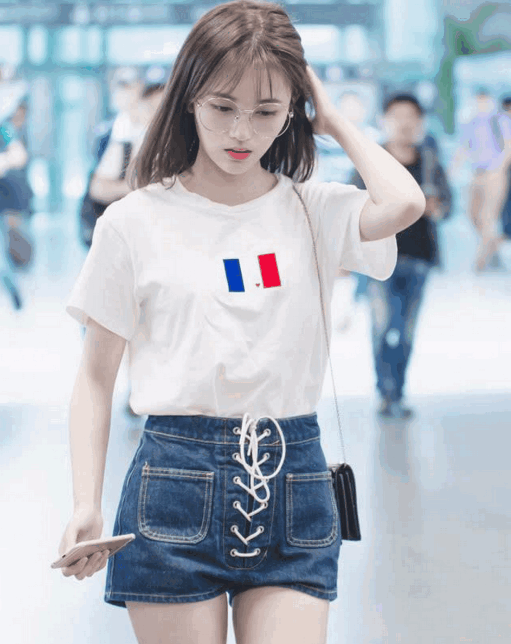 四千年美女鞠婧祎现身机场, 裤子只靠一根绳, 网友直呼好厉害