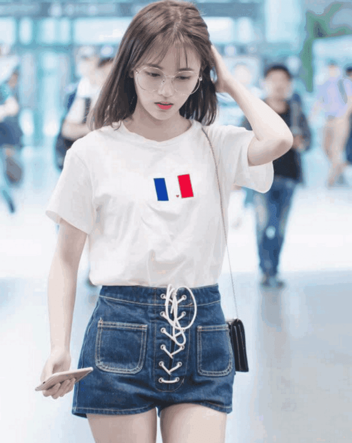 四千年美女鞠婧祎现身机场, 裤子只靠一根绳, 网友直呼好厉害