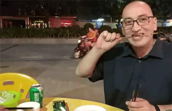 老外吃中国烧烤秒变吃货, <wbr>瞧瞧那些被中式烧烤征服的外国人 老外吃中国烧烤秒变吃货, <wbr>瞧瞧那些被中式烧烤征服的外国人