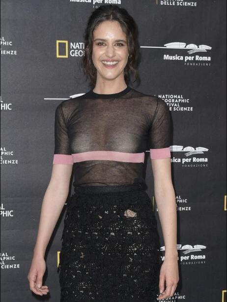 克里斯蒂娜出席活动自带马赛克 网友: 这才叫两点一线