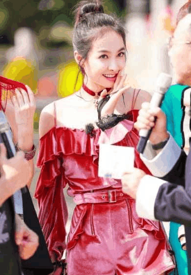 37岁李小璐穿连体裤撞上宋茜, 一个满满高级感, 一个却像淘宝女郎!