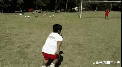 搞笑gif:大爷,你拍够了吗?