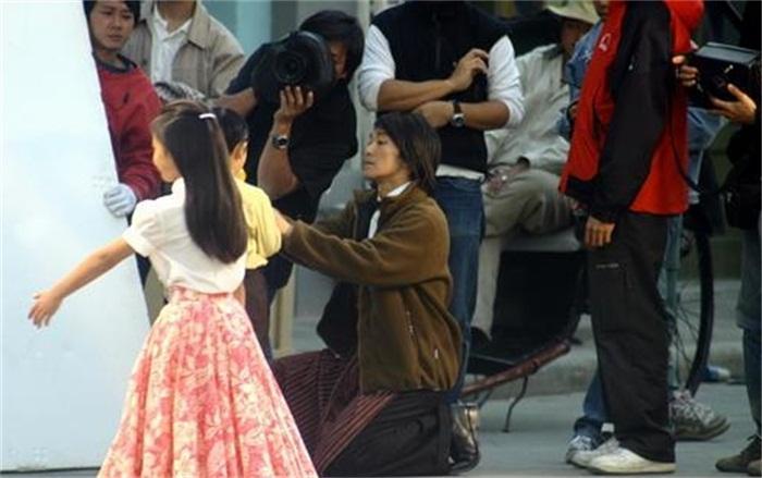 周星驰《功夫》珍贵幕后照片曝光: 这段戏原来是这么拍的!