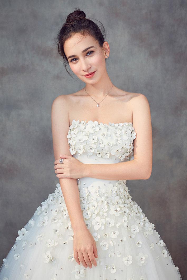 韩庚新晋女友卢靖姗 中美混血穿婚纱裙真好看!