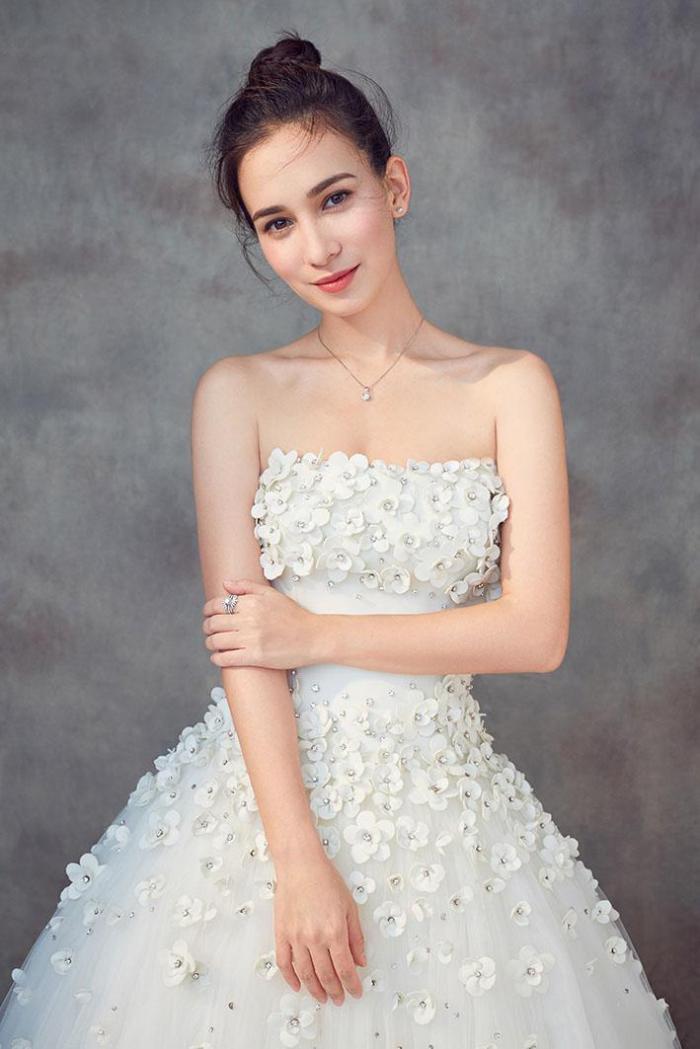 韩庚新晋女友卢靖姗 中美混血穿婚纱裙真好看!