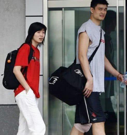 姚明妻子近照曝光, 37岁依旧貌美如花身材火爆, 八岁女儿1米6