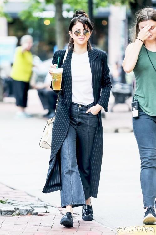 赛琳娜上面都快包不住了, 里面清晰可见, 网友: 比伯真是走宝了!