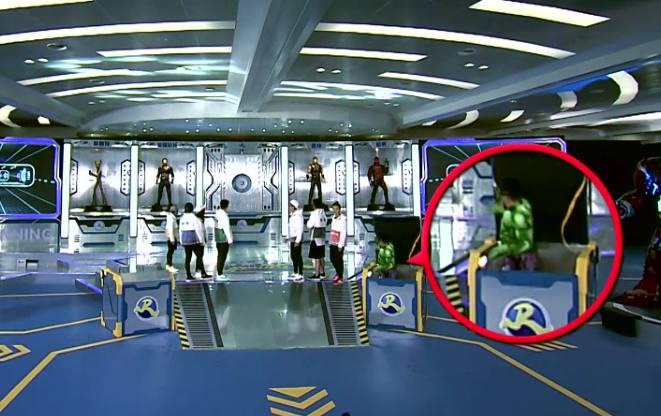 《跑男》绿巨人出场那一刻, 谁注意到鹿晗干嘛? 网友: 人设崩了!