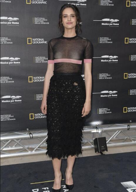 克里斯蒂娜出席活动自带马赛克 网友: 这才叫两点一线