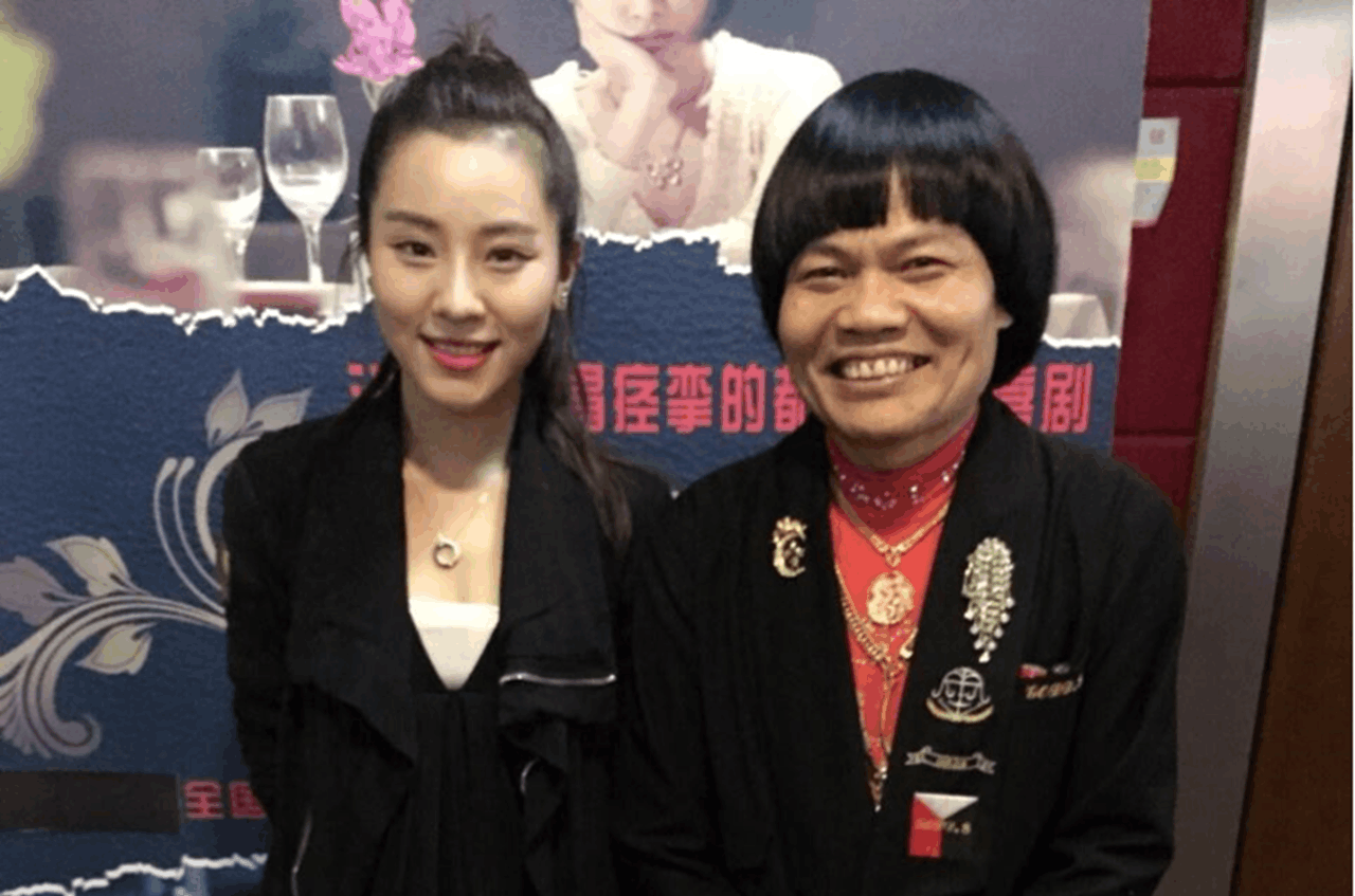 被誉为香港黄金丑角, 被娇妻榨干千万家产, 如今60多岁身价过亿