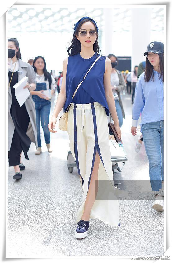 韩雪这裤子穿的真拉风! 直接开到大腿根, 网友: 这怎么走路啊?