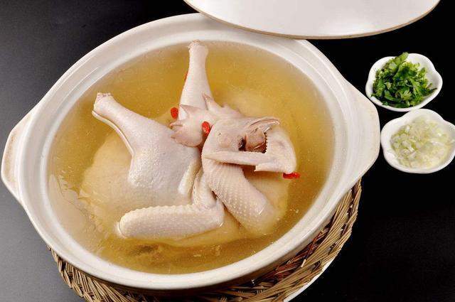 家常食谱: 清炖全鸡, 宫廷老豆腐, 冬菇五花肉