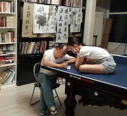 穿的是超短裤还是短裙, 让人视线无处安放