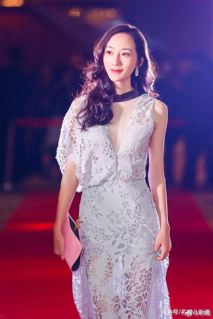 都疯了? 张靓颖穿热裤开口到腰, 宋茜透明衣敢真空出镜, 网友: 都学学韩雪