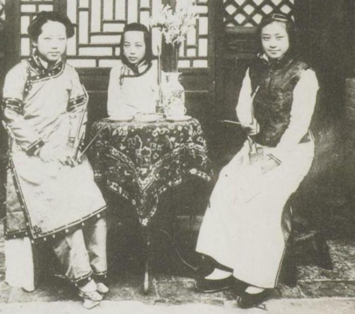 晚清真实照片, 图二富家千金在抽水烟, 图四是大户人家的少奶奶