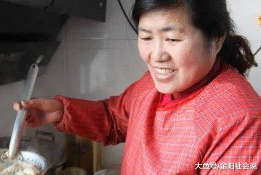 4岁小孙女总说肚子痛, 当医生在肚子取出这东西时, 婆婆看到哭了