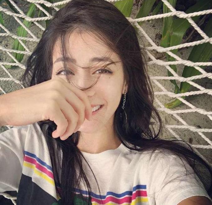 迪丽热巴在“裤门事件”后, 又穿黑丝网上街, 网友: 目测底下没穿