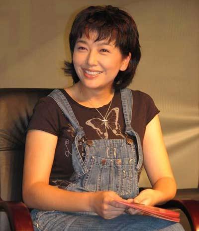 事隔多年, 51岁的江珊终于公布了新恋情, 男友是比自己小15岁的他