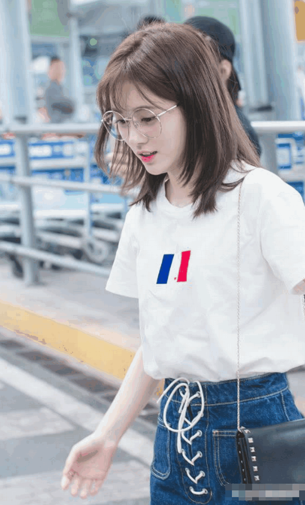 四千年美女鞠婧祎现身机场, 裤子只靠一根绳, 网友直呼好厉害