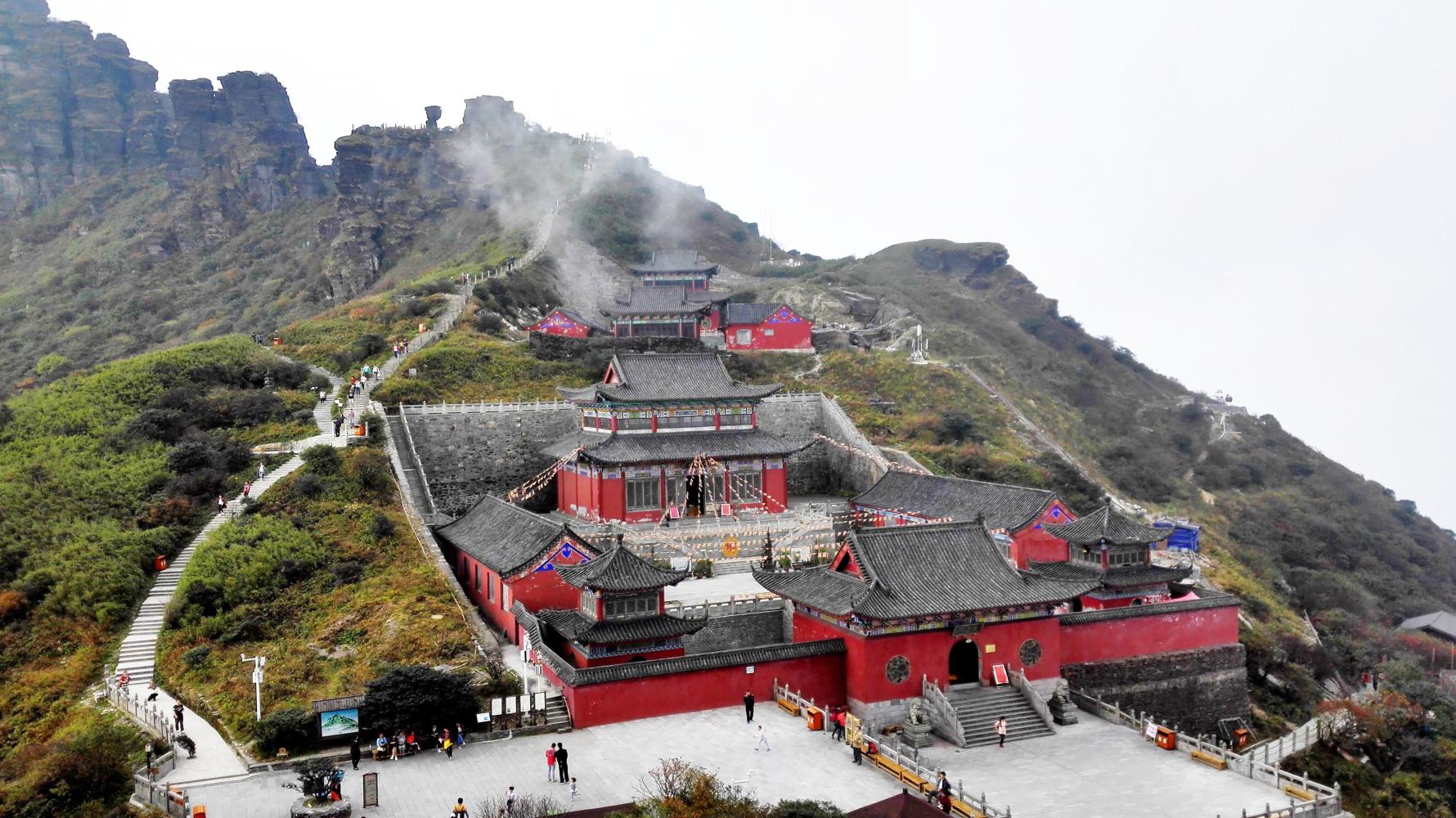 贵州第一山: 山顶上有一座神奇寺庙和一块神奇石头 贵州第一山: 山顶上有一座神奇寺庙和一块神奇石头