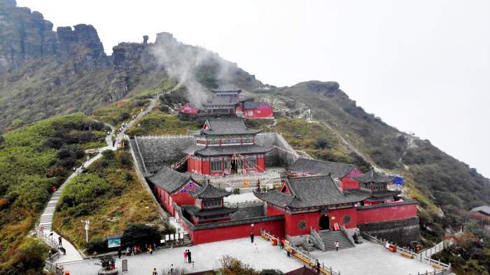 贵州第一山: 山顶上有一座神奇寺庙和一块神奇石头