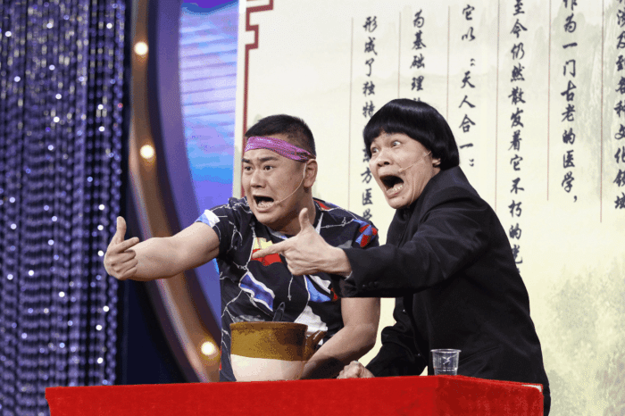 被誉为香港黄金丑角, 被娇妻榨干千万家产, 如今60多岁身价过亿