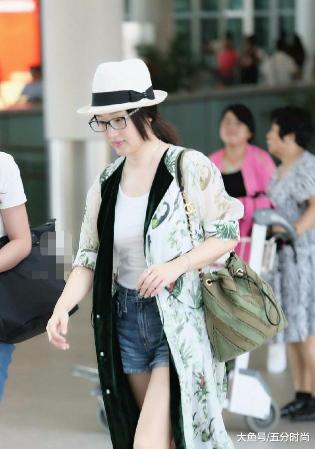 杨钰莹上半身看起来只有18岁, 下半身却一言难尽, 不服老不行!