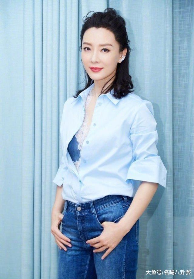 都疯了? 张靓颖穿热裤开口到腰, 宋茜透明衣敢真空出镜, 网友: 都学学韩雪