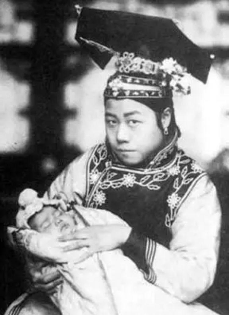 晚清真实照片, 图二富家千金在抽水烟, 图四是大户人家的少奶奶