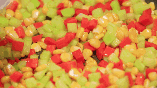 将胡萝卜和黄瓜去皮后切丁放入碗中备用 gif 3.