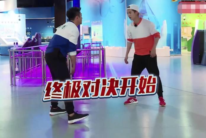 《跑男》绿巨人出场那一刻, 谁注意到鹿晗干嘛? 网友: 人设崩了!