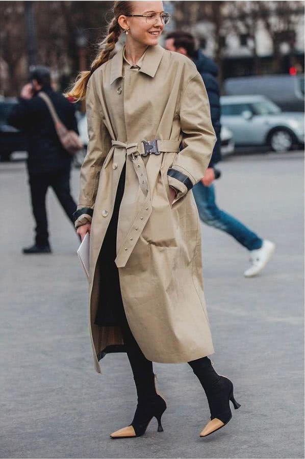 风衣里真空_只穿了件风衣真空外出(2)