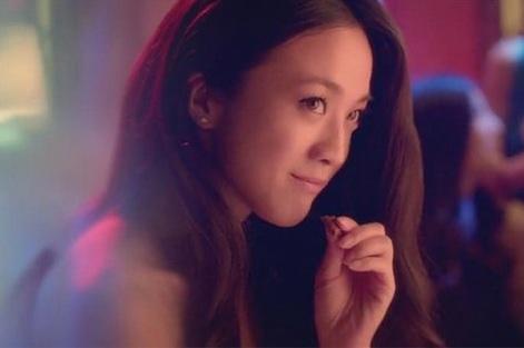 德芙女神又换啦! 继汤唯邓紫棋baby后, 网友: 终于找对人了!