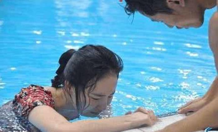 谁能懂女星生理期的痛: Baby身体被泼凉水, 张韶涵椅子上都是血!