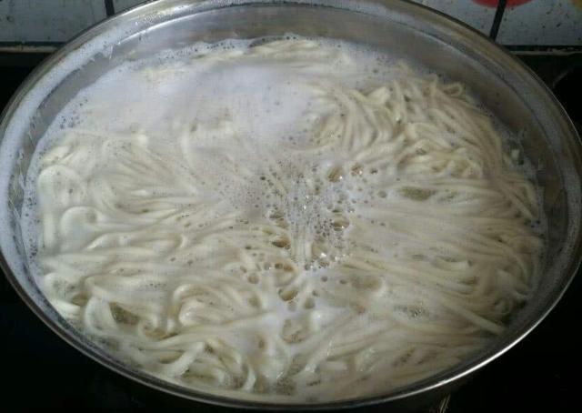 煮面条用冷水还是开水? 面馆老师傅说出真相, 网友: 赶紧回家试试