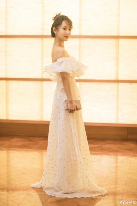 杨紫穿露肩礼服小清新, 与张一山携手走红毯, 他的爆料却亮了!