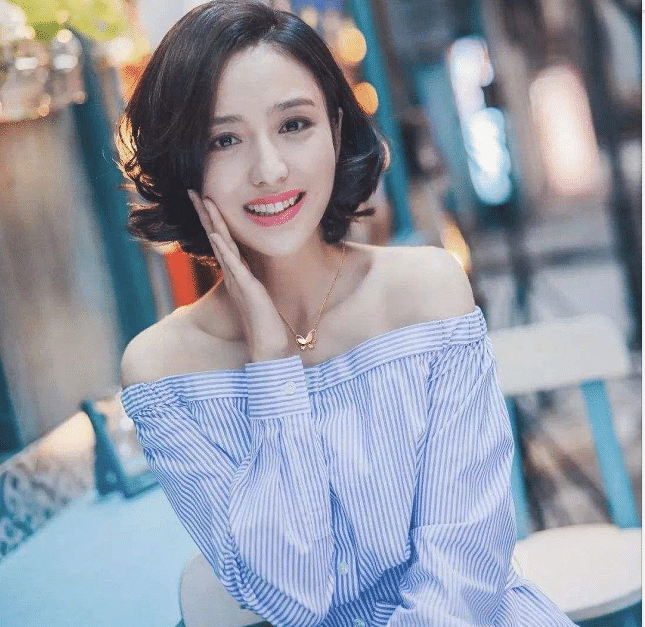 佟丽娅晒新年美照,身穿民国风格裙子头扎麻花辫,太美了吧! 佟丽娅晒新年美照,身穿民国风格裙子头扎麻花辫,太美了吧!