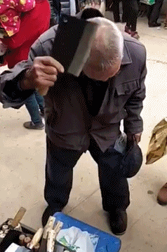 搞笑gif趣图:美女主持一个动作,解决了尴尬局面