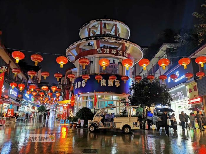 自贡旧城里,雨夜的最美街景!