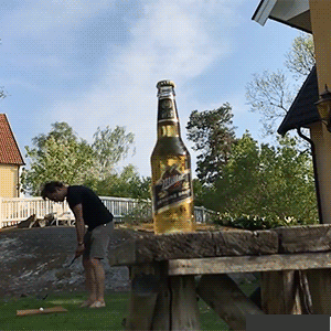 搞笑gif趣图:在荒郊野岭遇到这样的姑娘,你会上去帮她