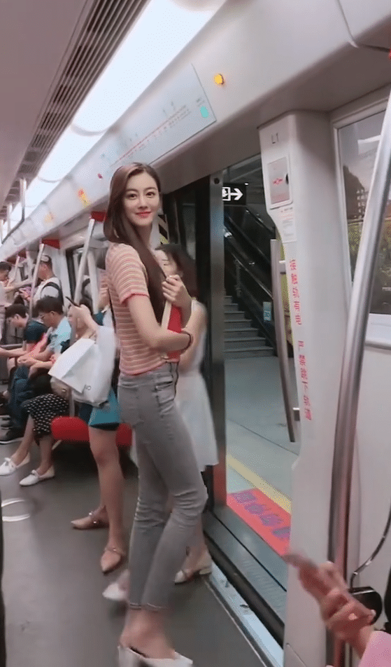 地铁上遇到的高挑美女,这身高是真的高!