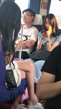 搞笑gif:你们可能喜欢对面的小姐姐,而我喜欢抖腿的小姐姐