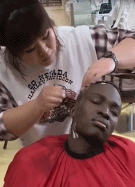 幽默gif:9瓶啤酒之后,玩游戏和上司老婆吻了一下,完事