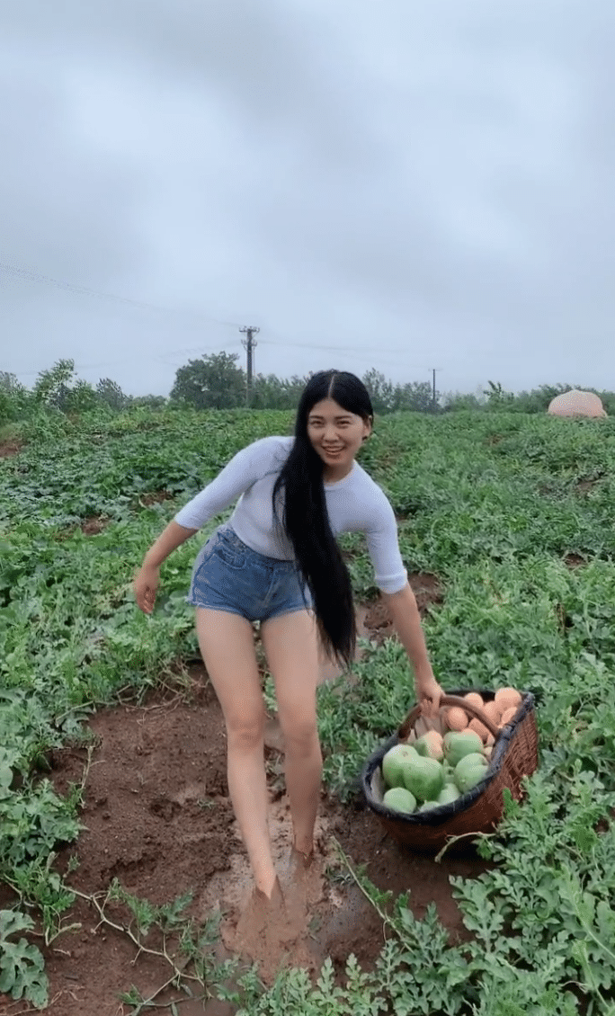 农村的美少女,下地玩泥巴都能玩那么开心!