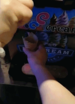 搞笑gif趣图:美女你怎么这么会玩,可惜还是没有男朋友