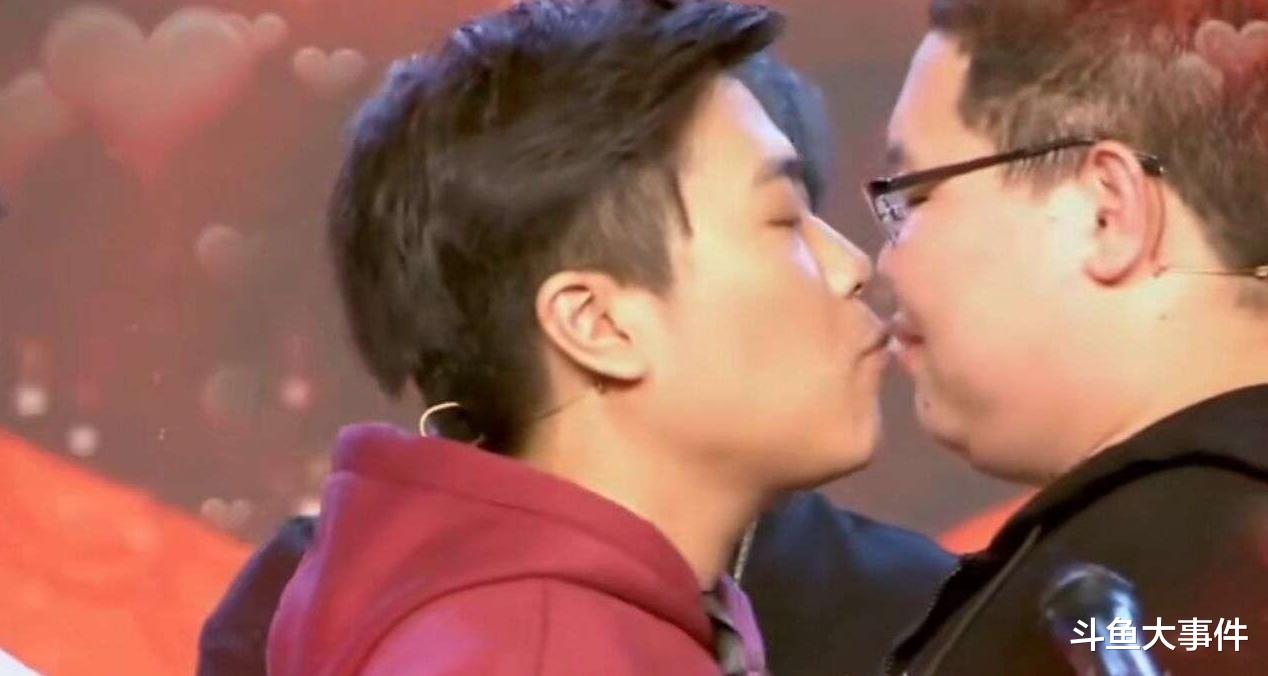 郑家蓝在直播中晒出其与黄光宜的聊天记录,直言:嗨氏画手事件!